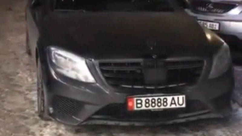 «Мерседес S600» со штрафами на 34 тыс. сомов припарковали на тротуаре. Видео