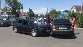 Фото, видео — На Щербакова-Орозбеква вновь произошло ДТП. Столкнулись «Тойота» и «Фольксваген Гольф»