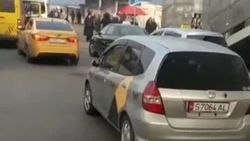 Таксисты заняли всю остановку около рынка «Мадина». Видео