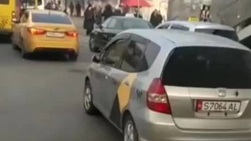 Таксисты заняли всю остановку около рынка «Мадина». Видео