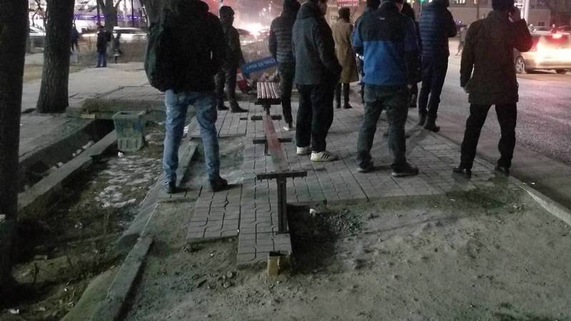 Бишкекчанин Руслан просит отремонтировать остановку на Айни. Фото
