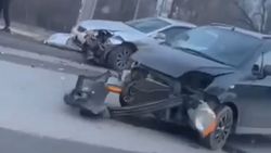 В Кара-Жыгаче столкнулись две легковушки. Видео с места аварии