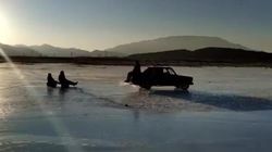 В заливе на Иссык-Куле санки привязывают к машине и катаются на замерзшем озере. Видео