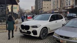 Горожанин припарковал BMW X5 на тротуаре на Токтогула. Фото