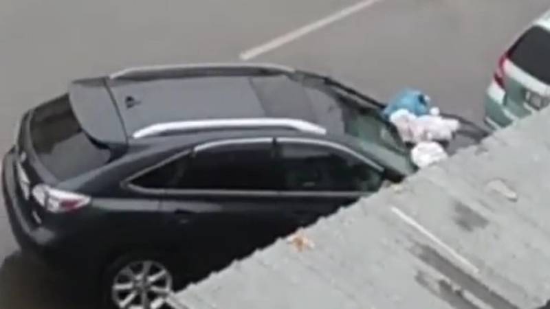 В Бишкеке закидали мусором еще одну машину, припаркованную возле мусорных баков. Видео