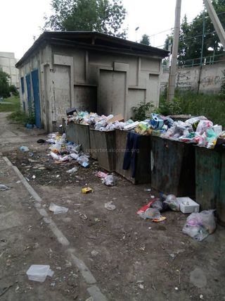 Сотрудники «Тазалыка» вывозят мусор возле школы №1 в мкр Аламедин-1 каждый вечер