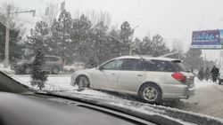 На Южной магистрали из-за снега машину занесло и она съехала с дороги. Фото