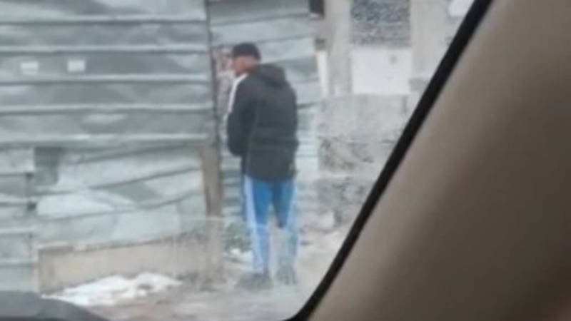 Возле Ошского рынка мужчины справляют нужду на улице в нескольких метрах от платного туалета, - очевидец