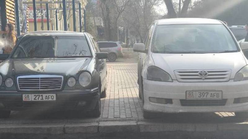 «Мерседес» и «Тойота» припаркованы на тротуаре. Фото