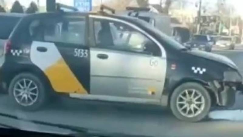 Машина «Яндекс Go» врезалась в «Прадо». Видео с места аварии