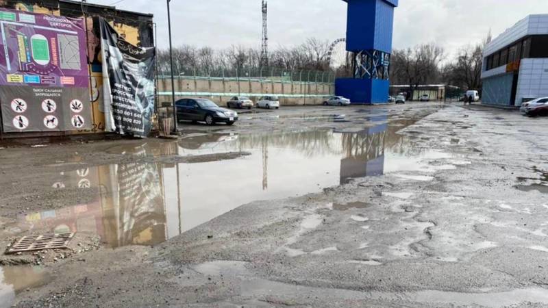 Бишкекчанин жалуется на ямы и лужи на дороге возле стадиона «Спартак»