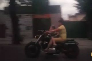Видео — Мужчина вместе с ребенком катался на мотоцикле без шлема безопасности