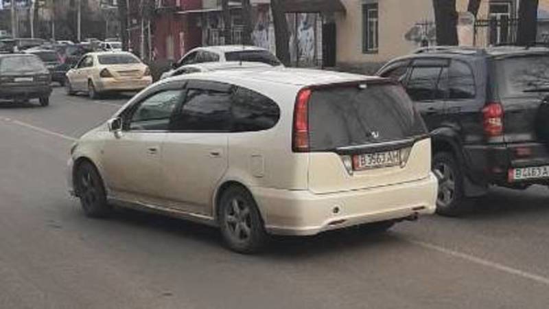 Хонда выехала на встречку на Московской, ее сразу же остановили патрульные. Фото