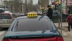 Таксист припарковался под светофором. Видео
