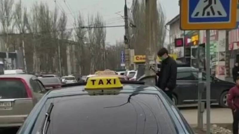 Таксист припарковался под светофором. Видео