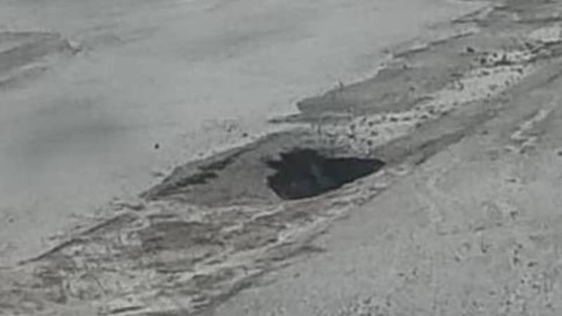 Житель Оша жалуется на яму на дороге. Фото