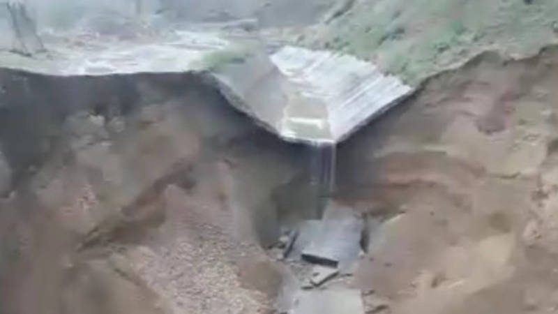 Несколько сел в Баткенской области осталась без воды из-за обвалившегося канала. Видео