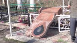 «Вандализм». В Московском районе разрушили памятники на христианском кладбище. Видео
