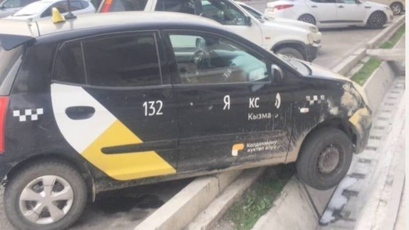 «Киа» из «Яндекс Такси» повисла над арыком. Фото
