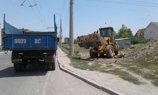 «Бишкекзеленхоз» очищает территорию остановки на пересечении ул.Д.Садырбаева и А.Масалиева