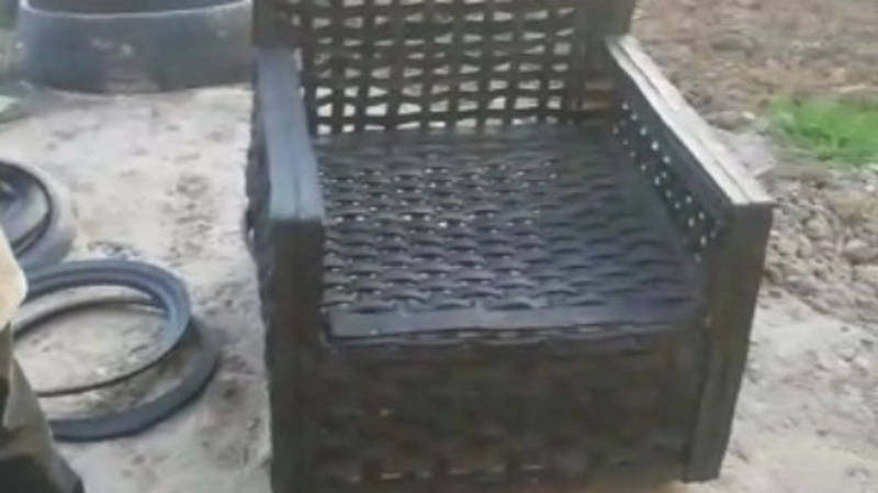 Горожанин делает кресло и табуретки из старых покрышек. Видео
