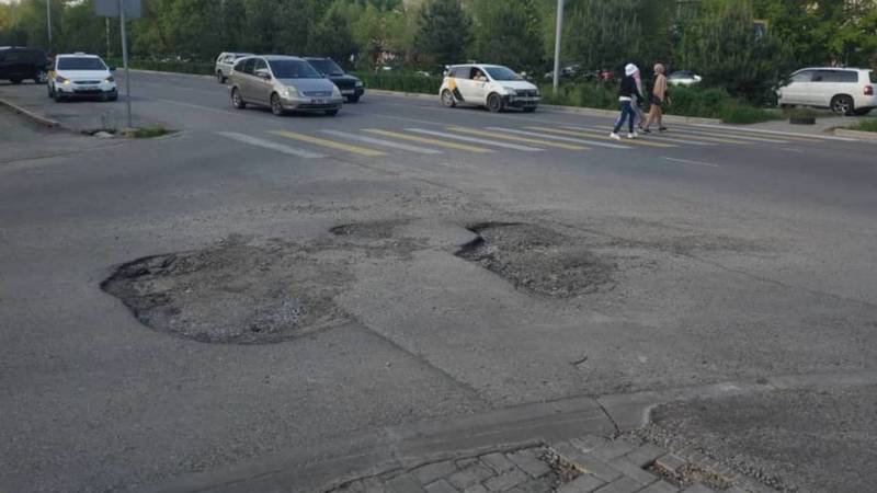 Водитель жалуется на ямы на Жукеева-Пудовкина. Фото