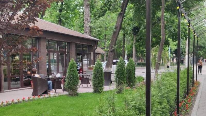 Кофейня «135» организовала летнюю площадку на муниципальной территории. Фото горожанина