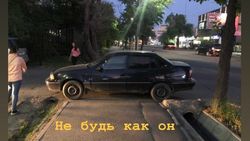 В Бишкеке водитель авто припарковался, перекрыв тротуар полностью