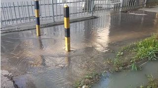 Из-за вмешательства местной жительницы в 8 мкр вода начала топить тротуар, - мэрия Бишкека