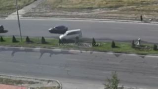 На перекрестке Южная магистраль-Бакаева машина, вылетев на встречную полосу, задела бус <i>(видео)</i>
