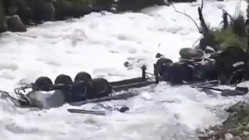 В Чычкане фура упала в реку. Видео
