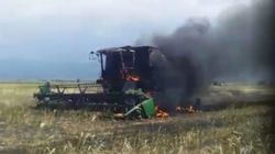 В Панфиловском районе в поле сгорел комбайн, пожарная машина заглохла в 100 метрах от места пожара. Видео