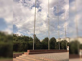 Сотрудники «Бишкексвета» подтянули свисающие провода возле Филармонии