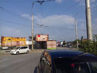 На пересечении Южной магистрали и Д.Садырбаева шашлычная перегородила тротуар