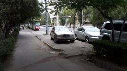 На ул.Киевской «Мерседес» припарковали на тротуаре. Фото