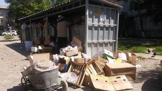 Во дворе дома №57 по пр.Айтматова расположена мусорная площадка. Житель просит перенести ее