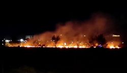 В парке Ынтымак-2 горит трава. Видео