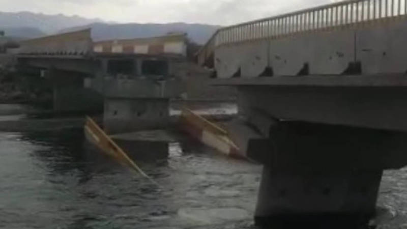 В Суусамыре обрушился мост. Видео