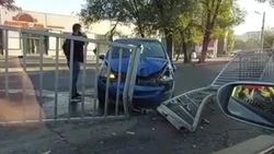 Машина «Яндекс Такси» врезалась в железный разделитель на Льва Толстого. Видео с места аварии
