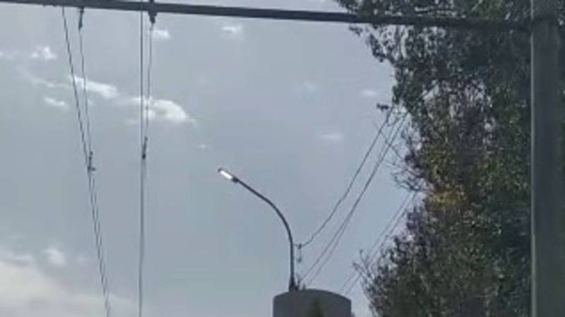 «Так мы экономим энергию?» На Алматинке днем горят фонари. Видео горожанина
