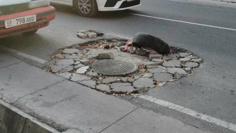 На Боконбаева яма на дороге. Фото