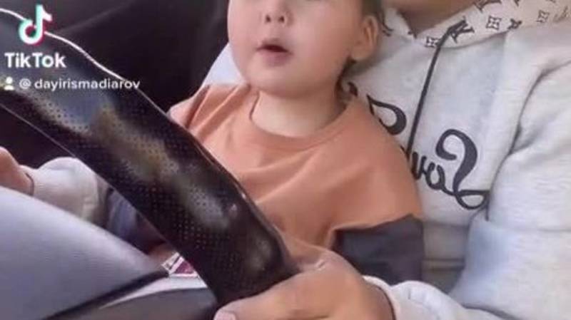 Певец Дайыр Исмадияров едет за рулем, посадив ребенка на колени. Видео