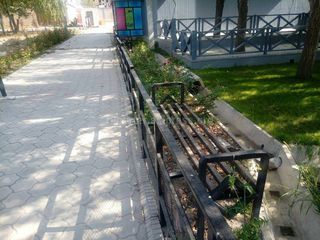 В парке «Асанбай» установили ограждение, тем самым закрыли скамейки (фото)