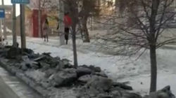 Горожанин жалуется на снежные глыбы с песком и солью у дорог. Видео