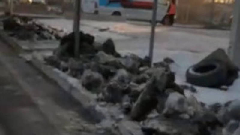 Горожанин жалуется на снежные глыбы с песком и солью у дорог. Видео