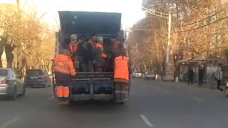 Работники «Тазалыка» едут внутри мусоровоза. Видео
