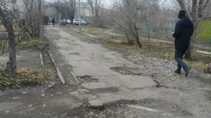 Бишкекчанка жалуется на состояние дороги внутри 5 мкр. Видео