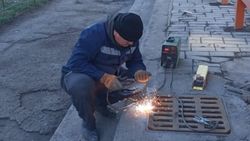 «Бишкекасфальтсервис» приварил решетки ливнеприемника на остановке на Московской. Фото