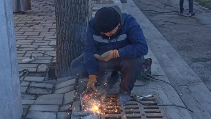 «Бишкекасфальтсервис» приварил решетки ливнеприемника на остановке на Московской. Фото
