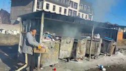 На Ахунбаева вновь подожгли мусорные баки, горожанин просит их убрать. Видео